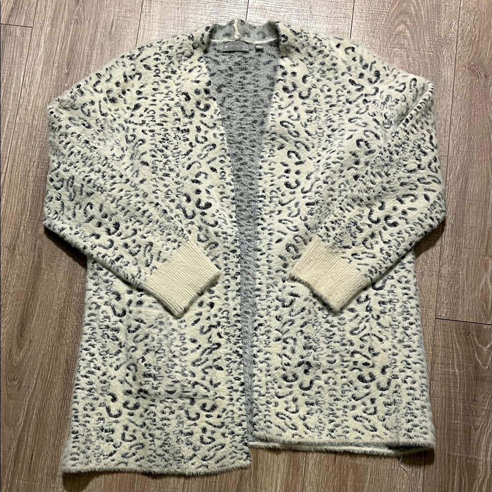 Women’s Evolution by Cyrus White and Gray Leopard Print Patterned Cardigan XL